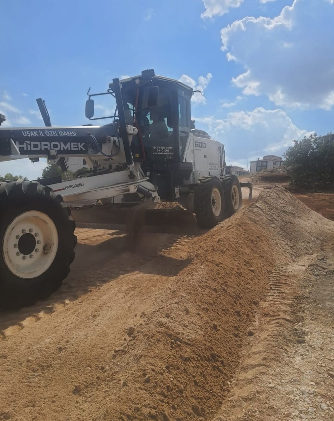 Karahallı’da Yol ve Kumlama Çalışmaları Tamamlandı